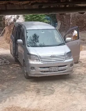 Toyota Noah 2003 Silver