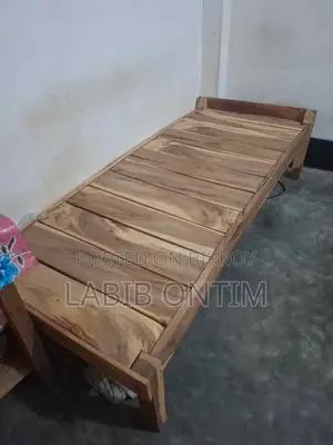 জরুরি বিক্রি: সলিড কাঠের ৩-টায়ার টেবিল / স্টাডি ডেস্ক (৮০০ টাকা আলোচনা সাপেক্ষে)