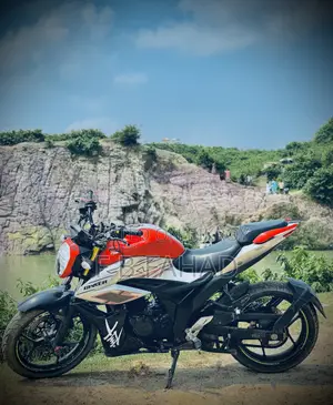 সুজুকি জিক্সার ২০২৪ কমলা