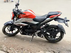 সুজুকি জিক্সার ২০২৪ কমলা