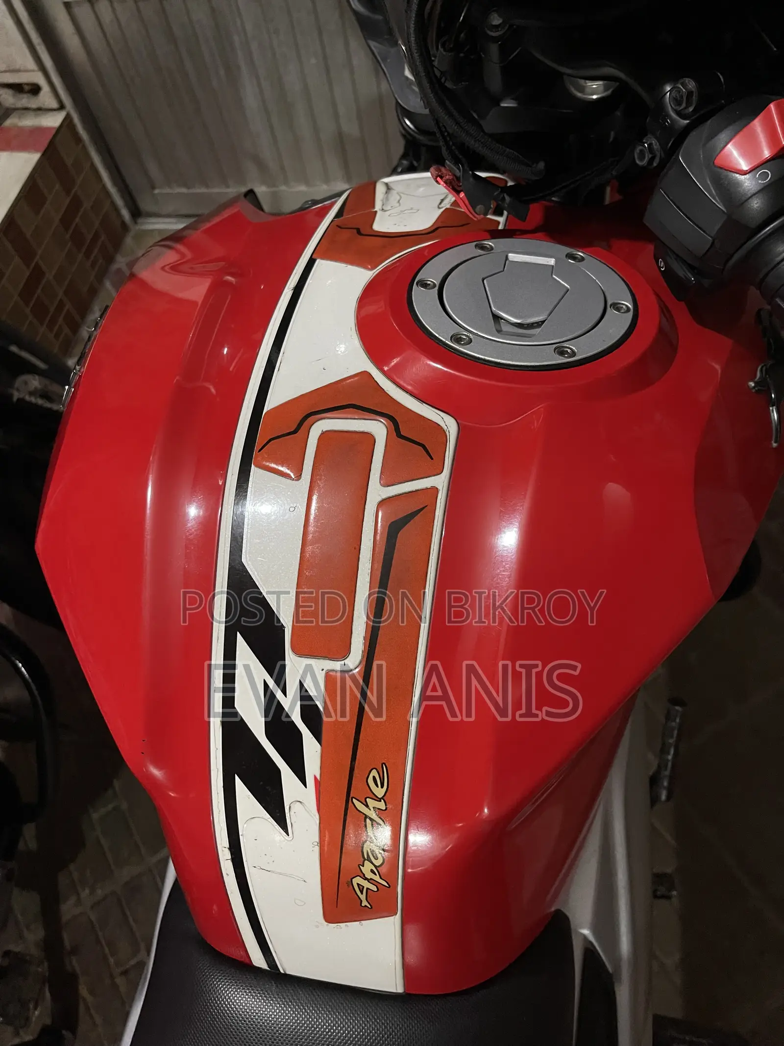 TVS Apache RTR 160 4V 2023 Red