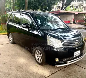 টয়োটা নোহা ২০১৩ কালো