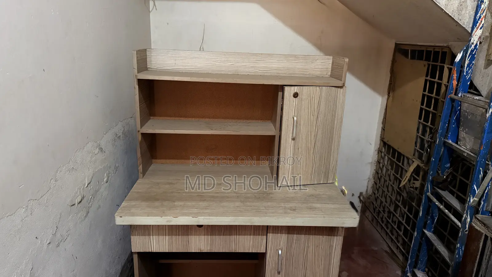 টেবিল বিক্রয়ের জন্য