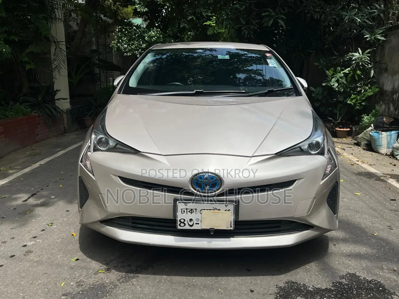 Toyota Prius 4-Door Hatchback (1.8L 4-Cylinder Gas/Electric Hybrid CVT) 2016