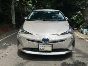 Toyota Prius 4-Door Hatchback (1.8L 4-Cylinder Gas/Electric Hybrid CVT) 2016