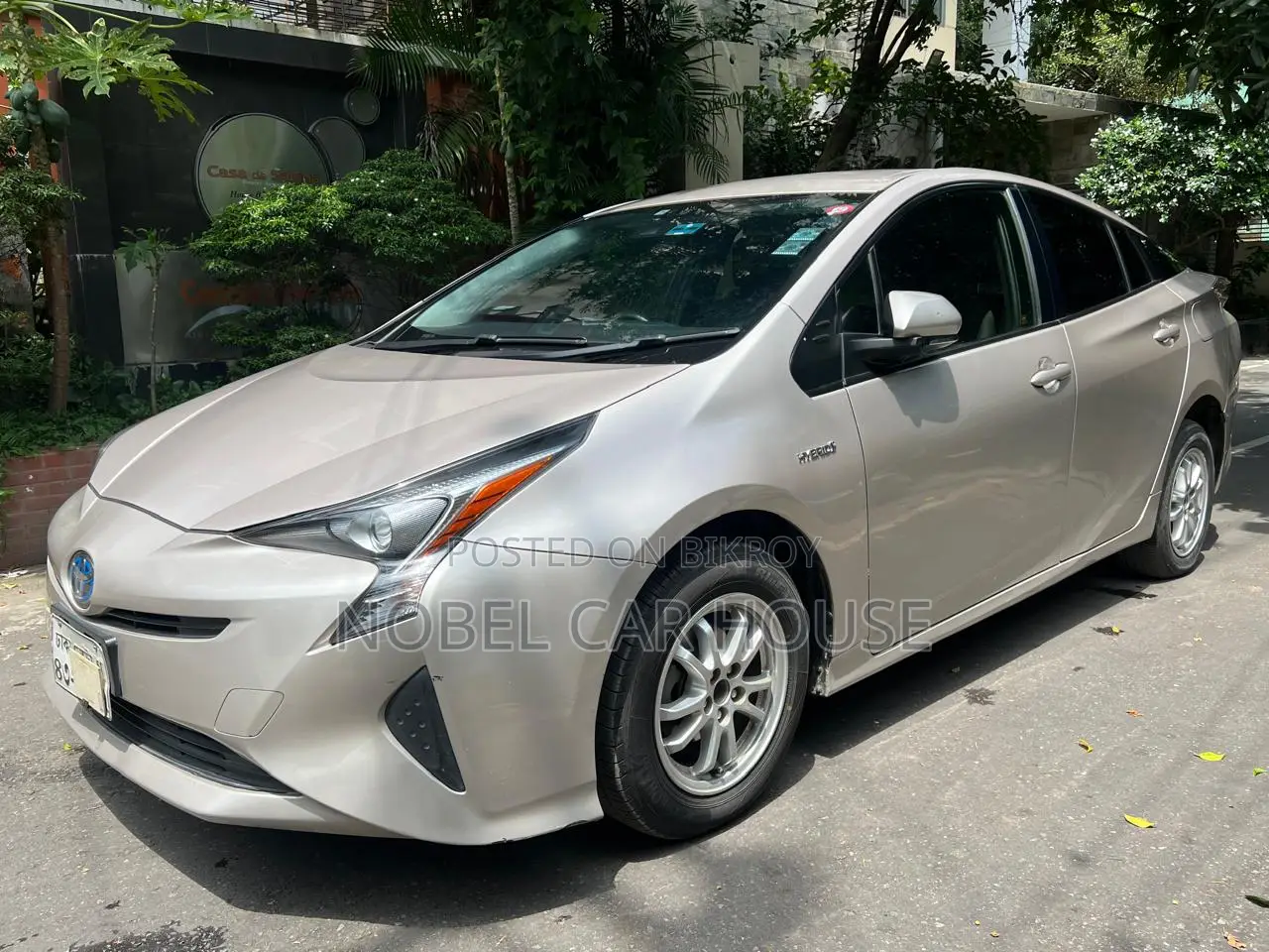 Toyota Prius 4-Door Hatchback (1.8L 4-Cylinder Gas/Electric Hybrid CVT) 2016