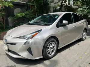Toyota Prius 4-Door Hatchback (1.8L 4-Cylinder Gas/Electric Hybrid CVT) 2016
