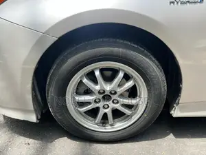 Toyota Prius 4-Door Hatchback (1.8L 4-Cylinder Gas/Electric Hybrid CVT) 2016