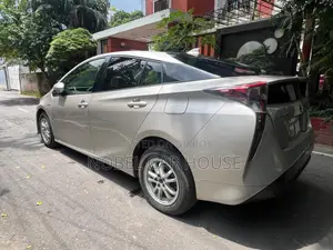 Toyota Prius 4-Door Hatchback (1.8L 4-Cylinder Gas/Electric Hybrid CVT) 2016