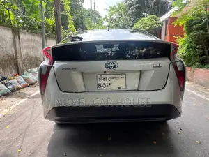 Toyota Prius 4-Door Hatchback (1.8L 4-Cylinder Gas/Electric Hybrid CVT) 2016