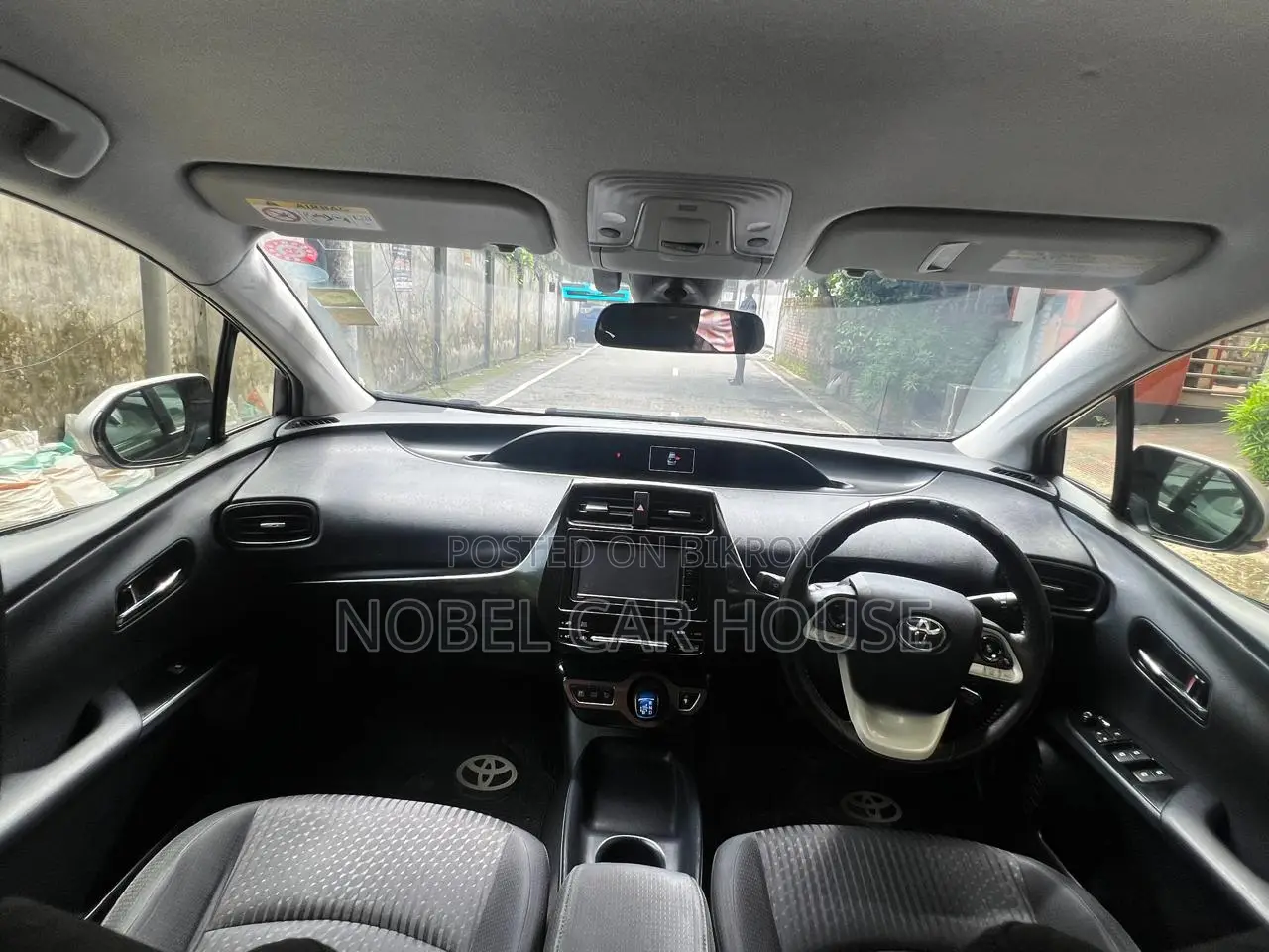 Toyota Prius 4-Door Hatchback (1.8L 4-Cylinder Gas/Electric Hybrid CVT) 2016