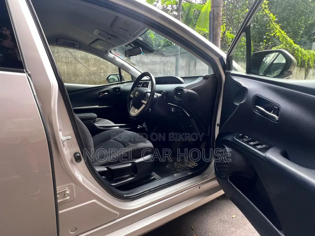 Toyota Prius 4-Door Hatchback (1.8L 4-Cylinder Gas/Electric Hybrid CVT) 2016