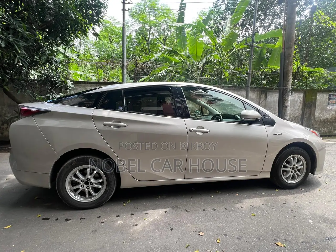 Toyota Prius 4-Door Hatchback (1.8L 4-Cylinder Gas/Electric Hybrid CVT) 2016