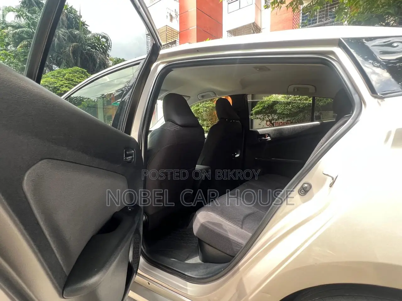 Toyota Prius 4-Door Hatchback (1.8L 4-Cylinder Gas/Electric Hybrid CVT) 2016