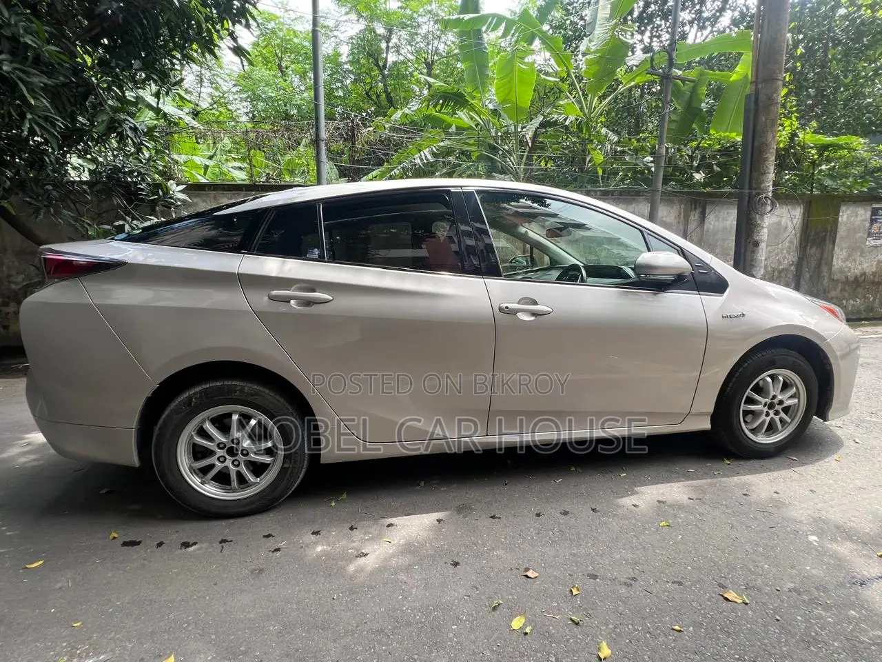 Toyota Prius 4-Door Hatchback (1.8L 4-Cylinder Gas/Electric Hybrid CVT) 2016