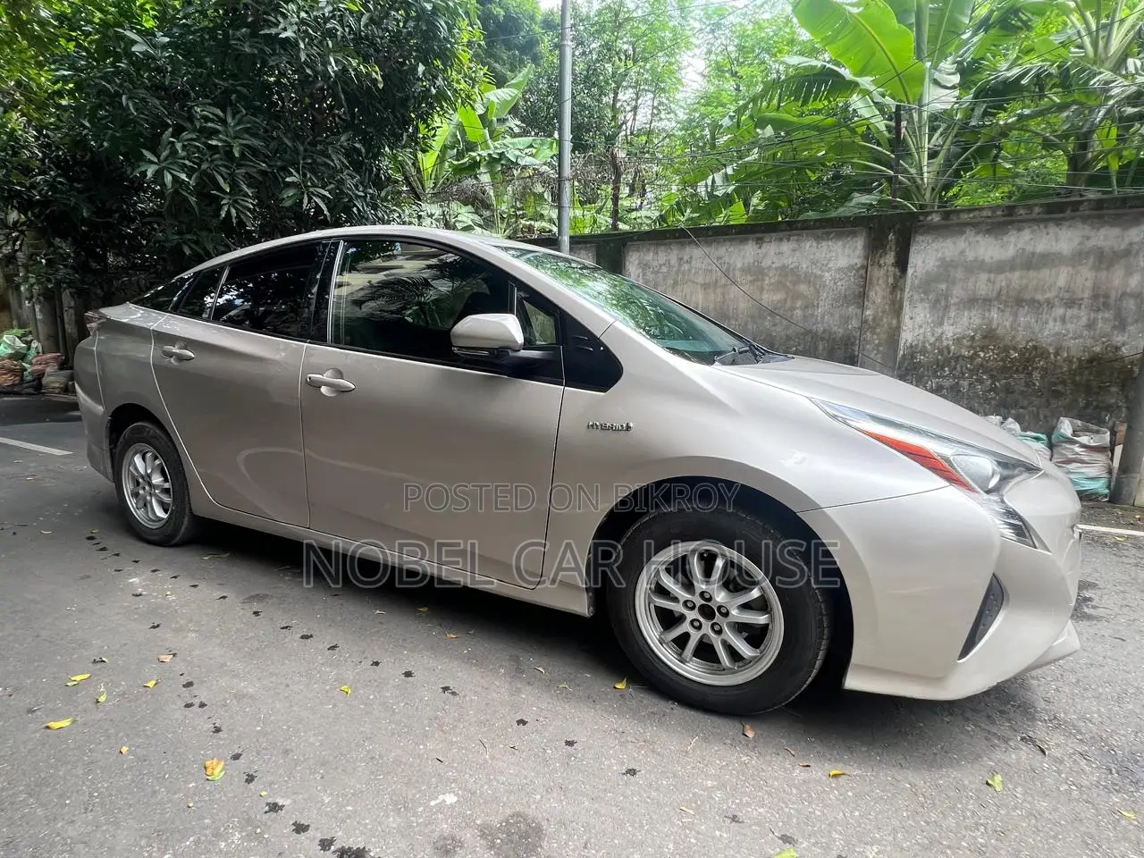 Toyota Prius 4-Door Hatchback (1.8L 4-Cylinder Gas/Electric Hybrid CVT) 2016