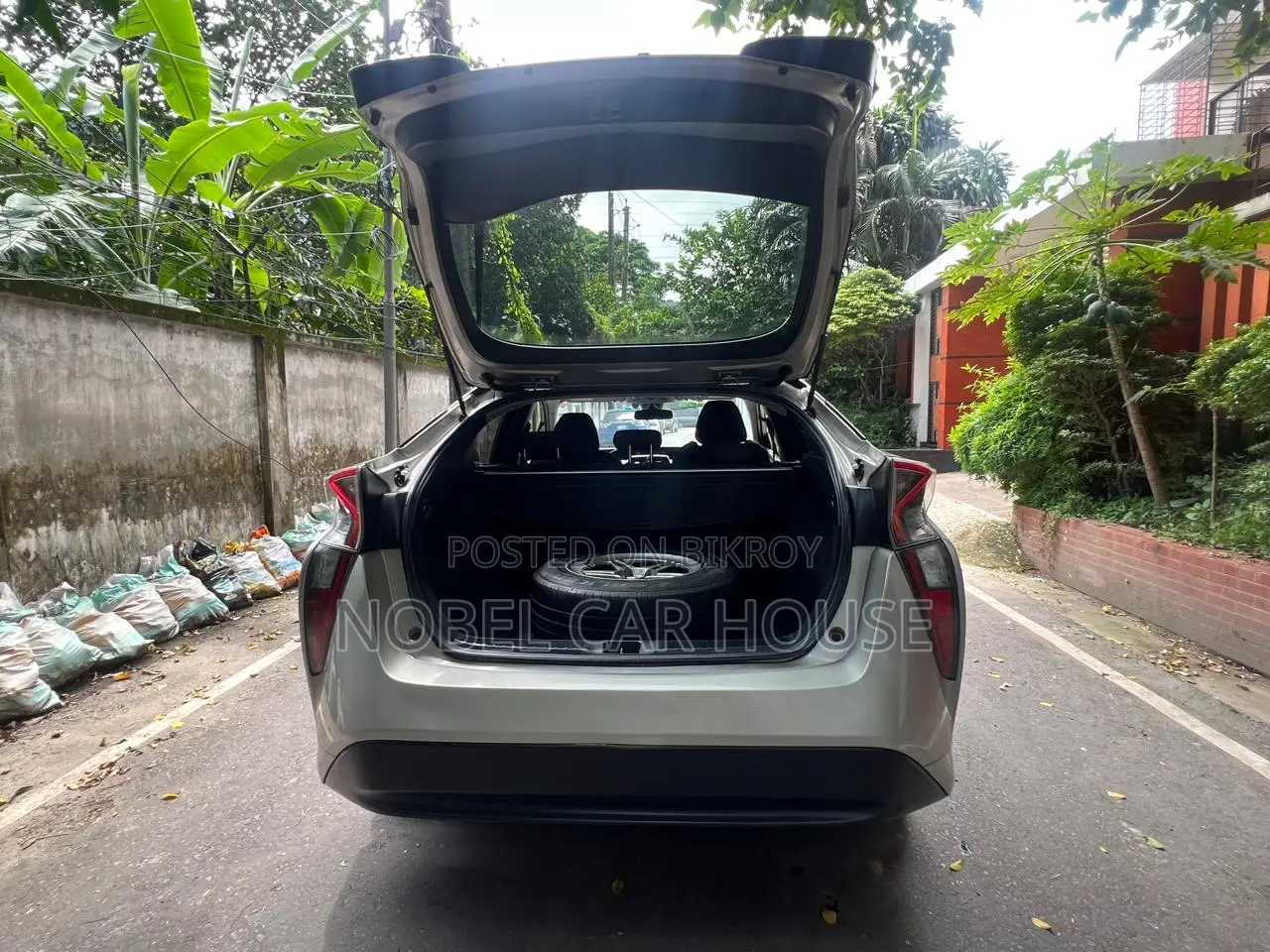 Toyota Prius 4-Door Hatchback (1.8L 4-Cylinder Gas/Electric Hybrid CVT) 2016