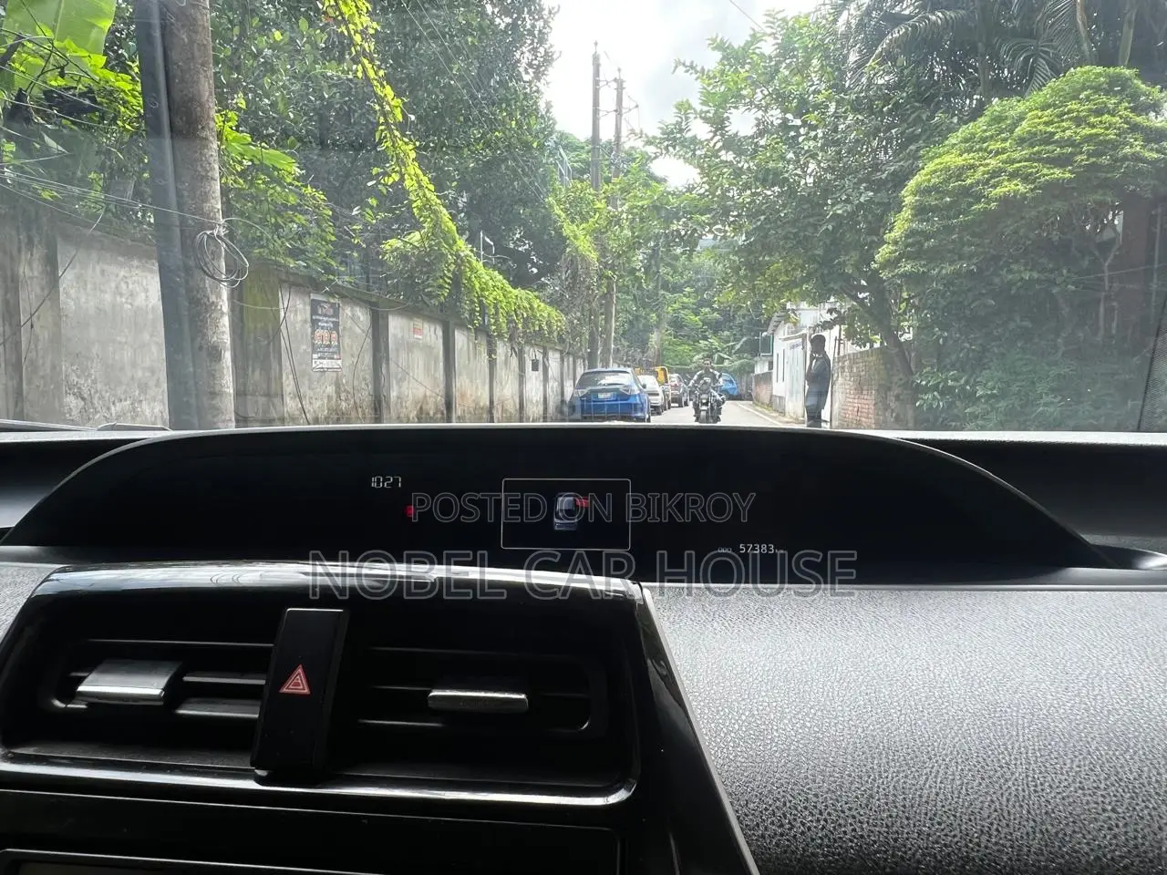 Toyota Prius 4-Door Hatchback (1.8L 4-Cylinder Gas/Electric Hybrid CVT) 2016