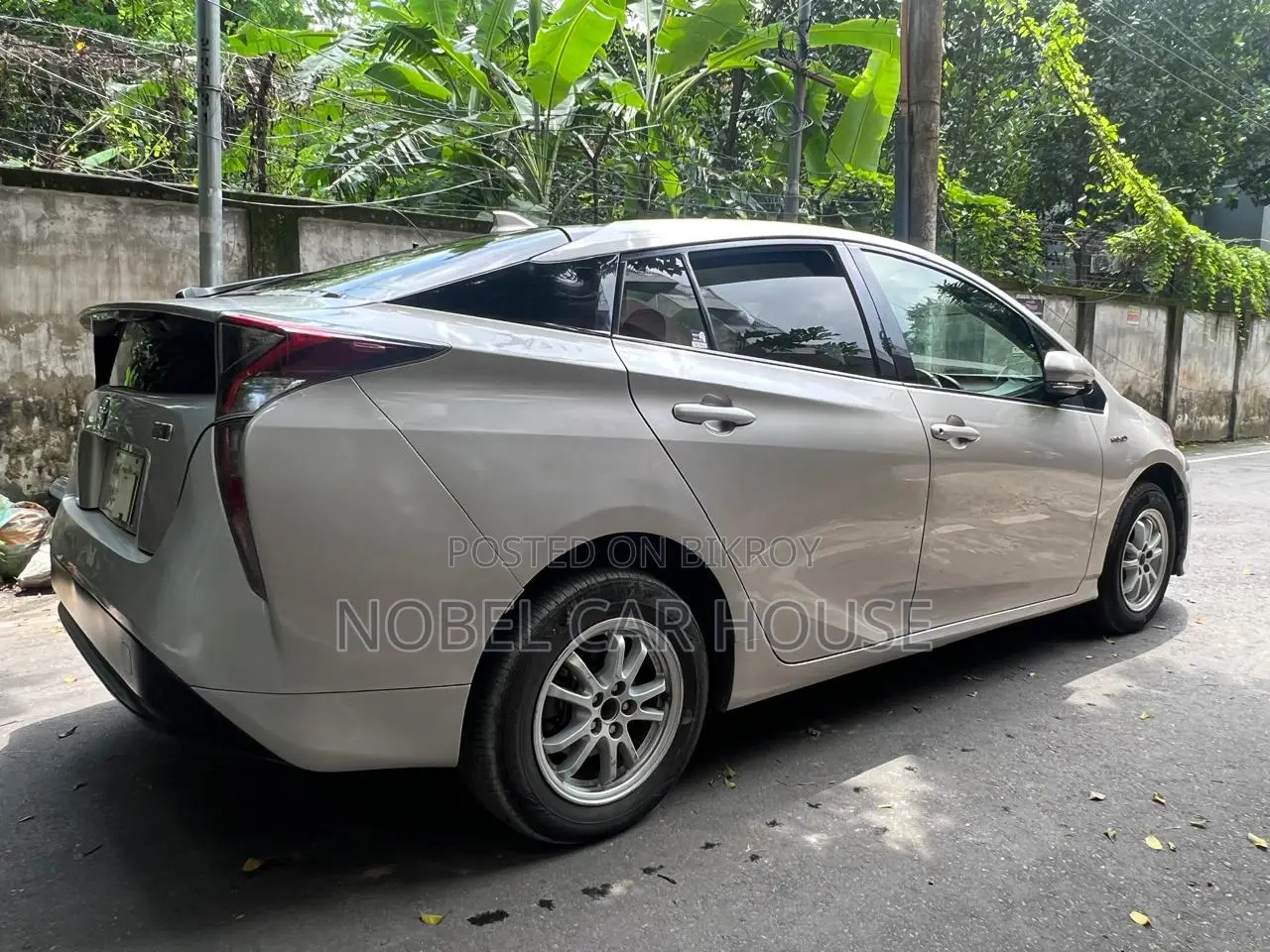 Toyota Prius 4-Door Hatchback (1.8L 4-Cylinder Gas/Electric Hybrid CVT) 2016