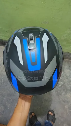একদম নতুন একটি হেলমেট।