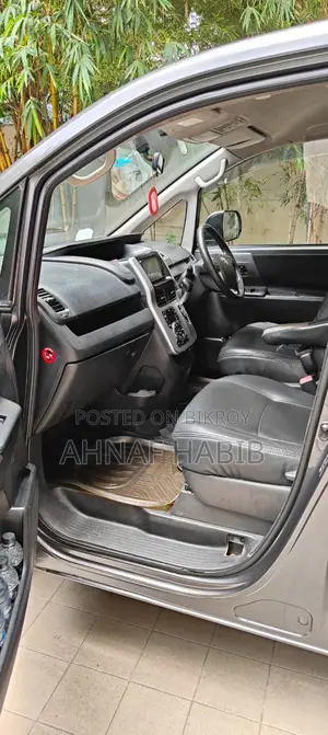 Toyota Noah 2.0 143hp Front Wheel Drive (৭ আসন) ২০১০ ধূসর